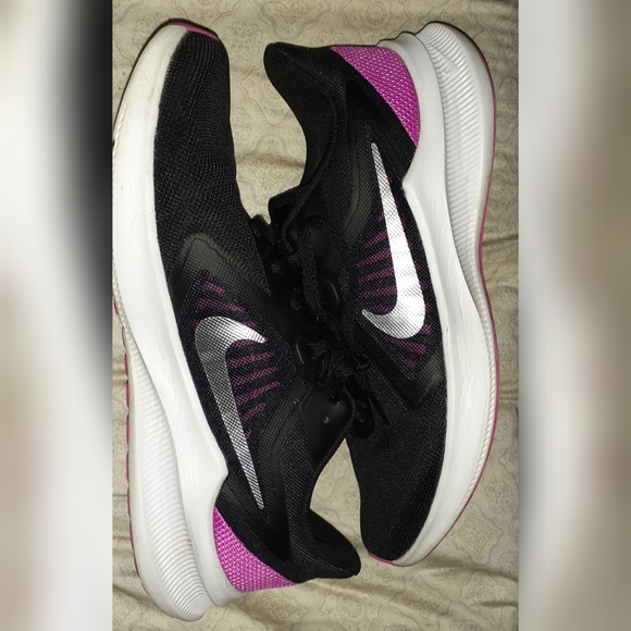 Nike - Picture 3 of 4